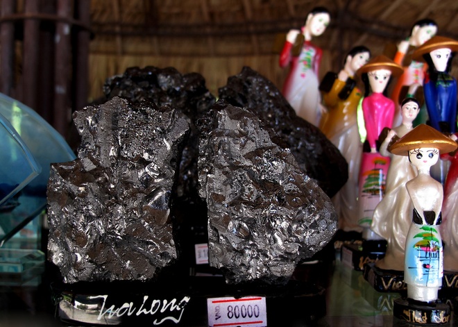 ​Những sản phẩm truyền thống, mang đậm nét riêng chỉ có ở Quảng Ninh như hòn gà chọi, hang luồn…
